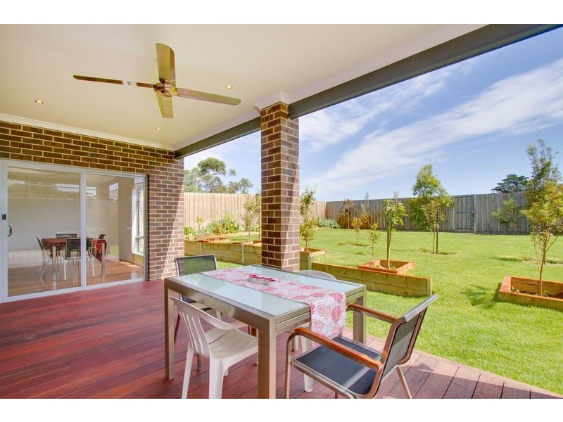 8 Gannett Avenue, Rosebud West VIC 3940