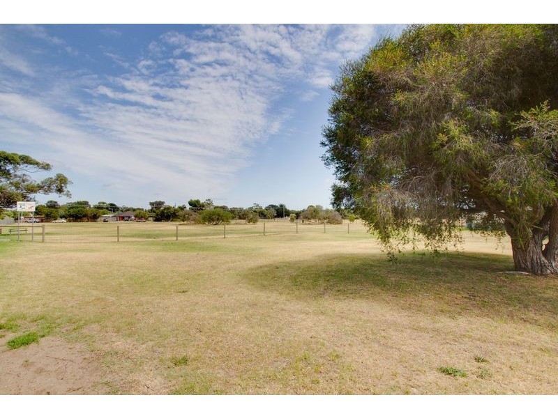 8 Gannett Avenue, Rosebud West VIC 3940