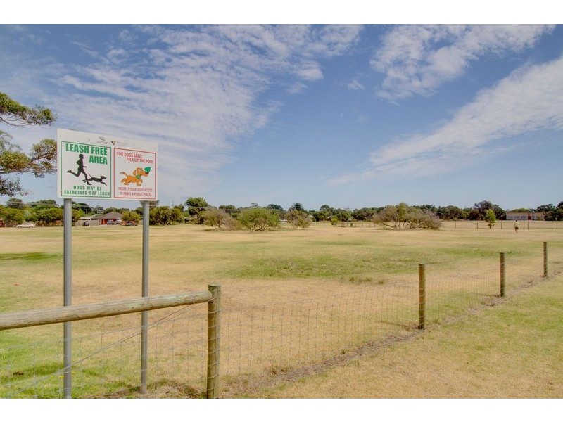 8 Gannett Avenue, Rosebud West VIC 3940