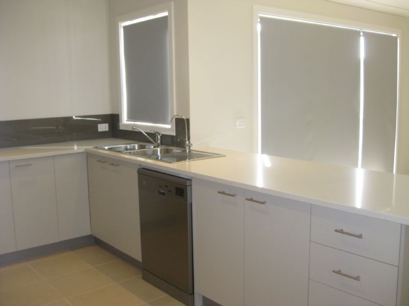 8 Broadway, Rosebud West VIC 3940