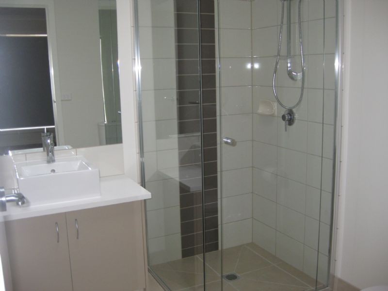 8 Broadway, Rosebud West VIC 3940