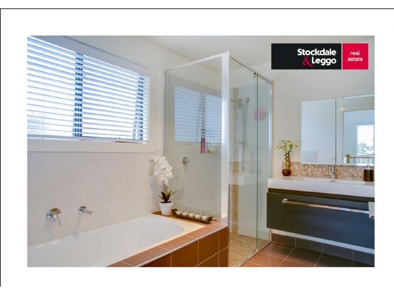 27 Grenville Grove, Rosebud West VIC 3940