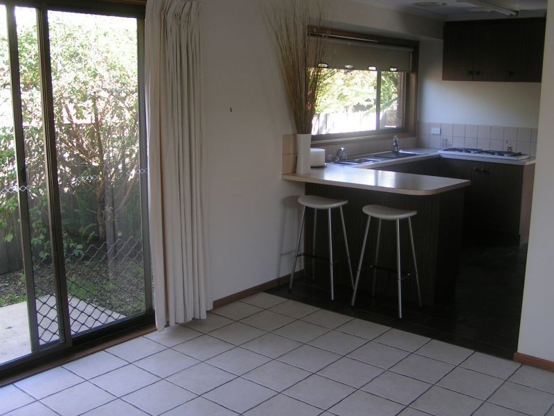 8 Hall Court, Newborough VIC 3825