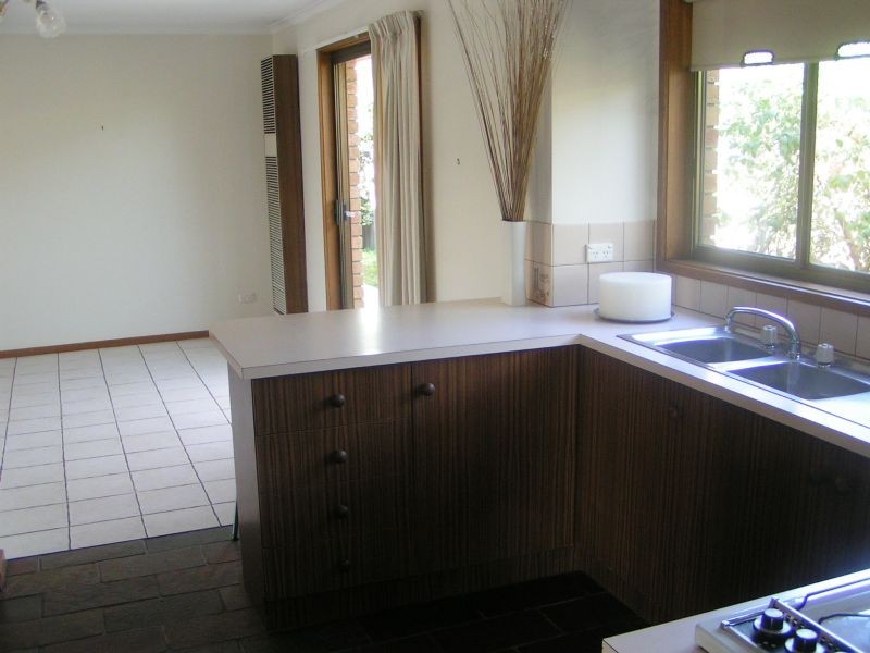 8 Hall Court, Newborough VIC 3825