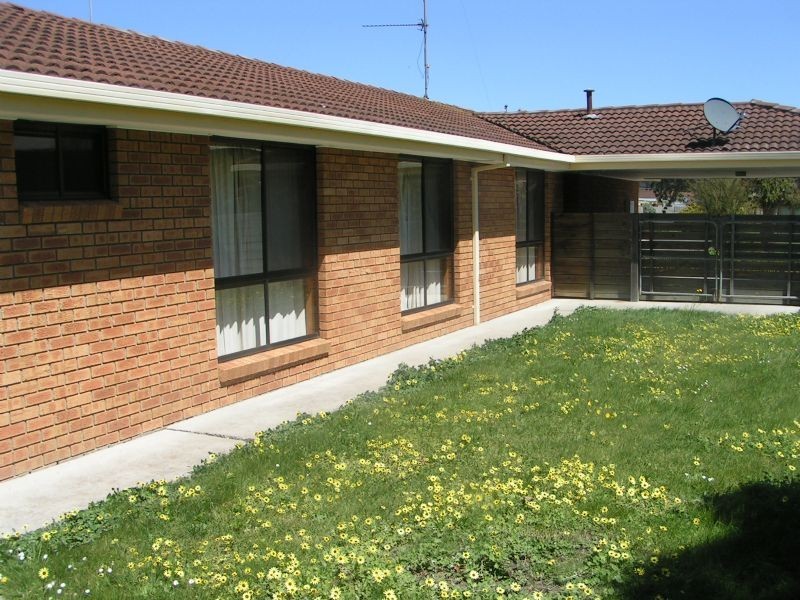 8 Hall Court, Newborough VIC 3825