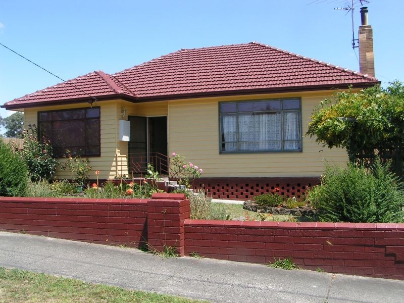17 Law Street, Newborough VIC 3825