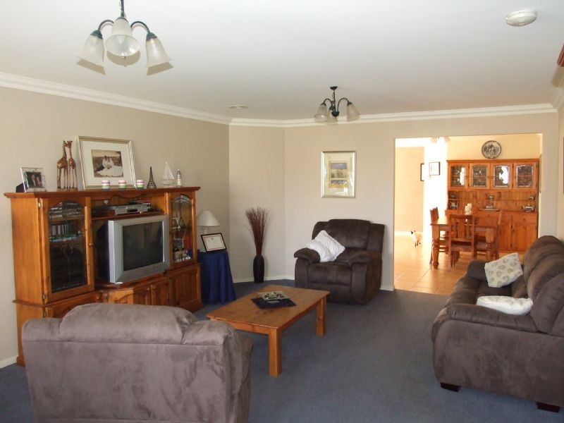 9 Valley Court, Newborough VIC 3825