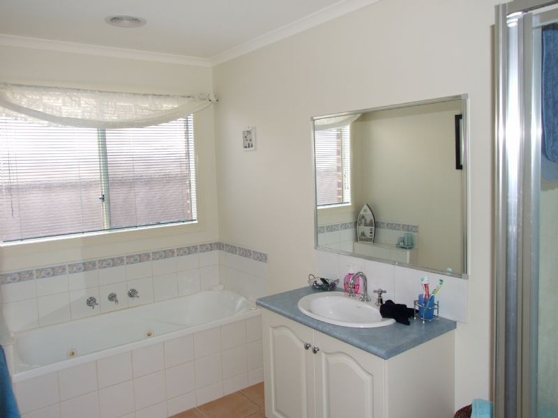 9 Valley Court, Newborough VIC 3825