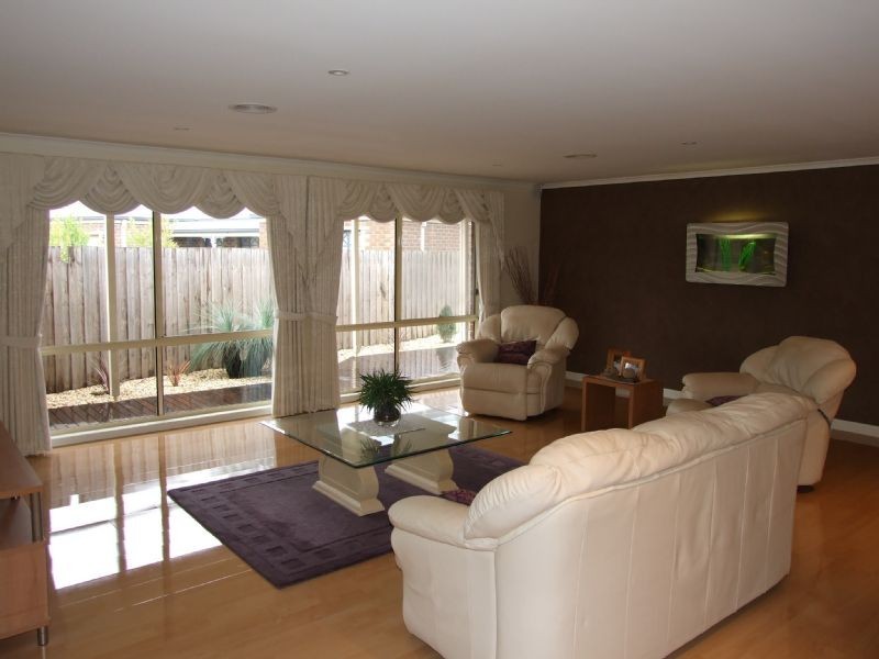 8 Valley Court, Newborough VIC 3825