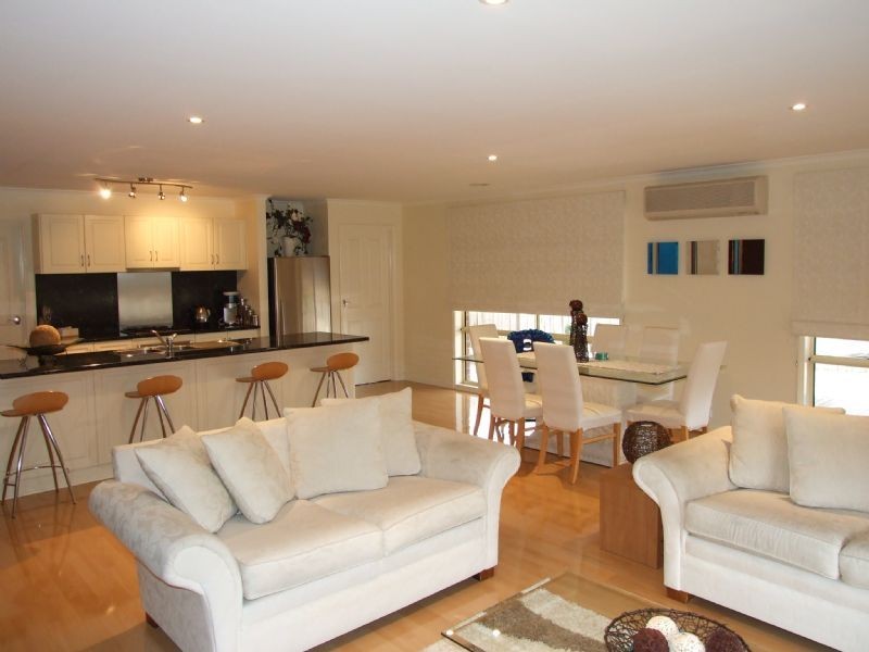 8 Valley Court, Newborough VIC 3825