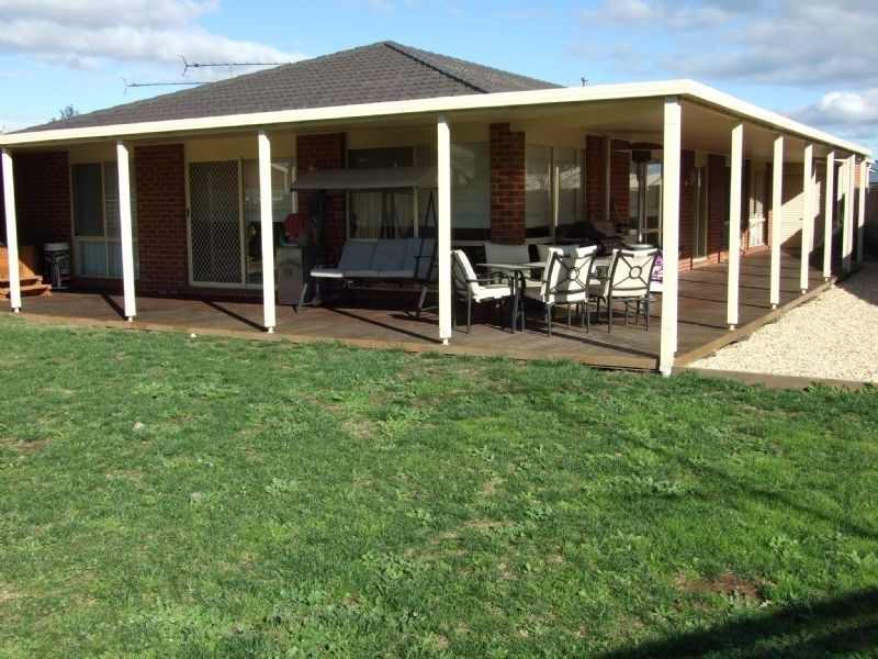 8 Valley Court, Newborough VIC 3825