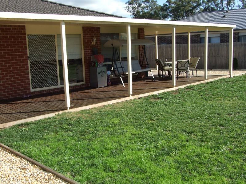 8 Valley Court, Newborough VIC 3825