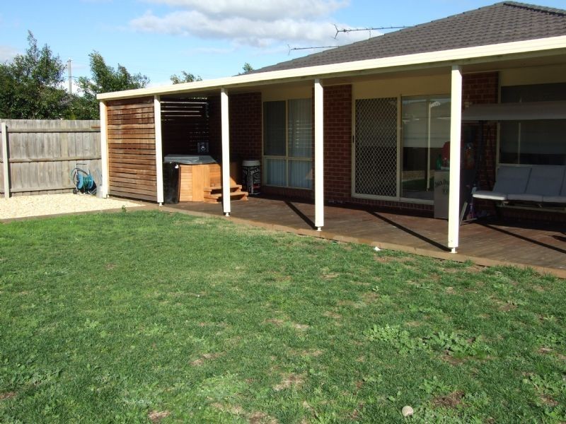 8 Valley Court, Newborough VIC 3825