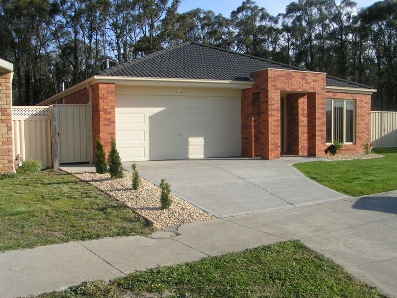 4 Crombe Court, Newborough VIC 3825