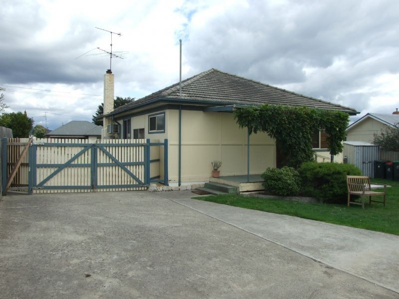 34 Law Street, Newborough VIC 3825