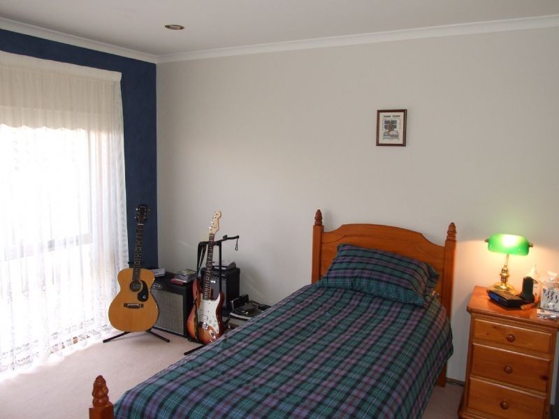 13 Ollerton Avenue, Newborough VIC 3825