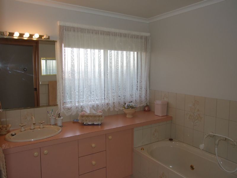 13 Ollerton Avenue, Newborough VIC 3825