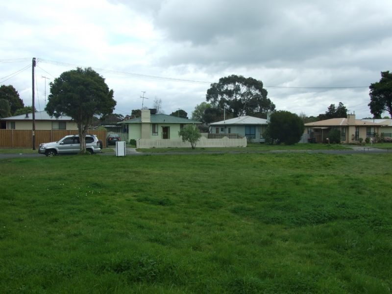 19 Alexander Avenue, Moe VIC 3825