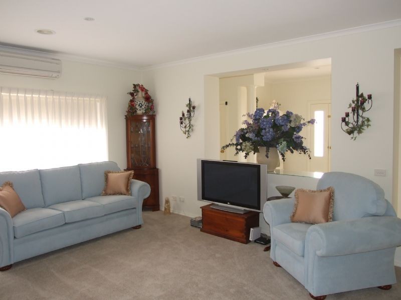 2 Valley Court, Newborough VIC 3825