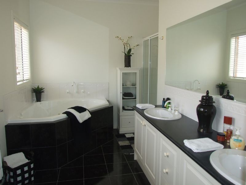 2 Valley Court, Newborough VIC 3825