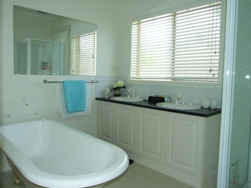 2 Valley Court, Newborough VIC 3825