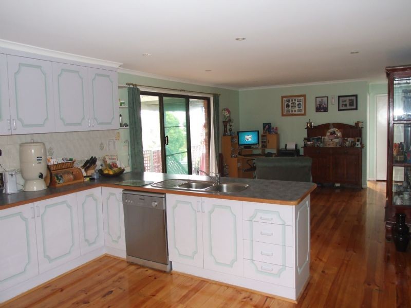 6 Leonis Court, Moe VIC 3825