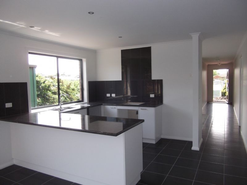 7 Crombe Court, Newborough VIC 3825