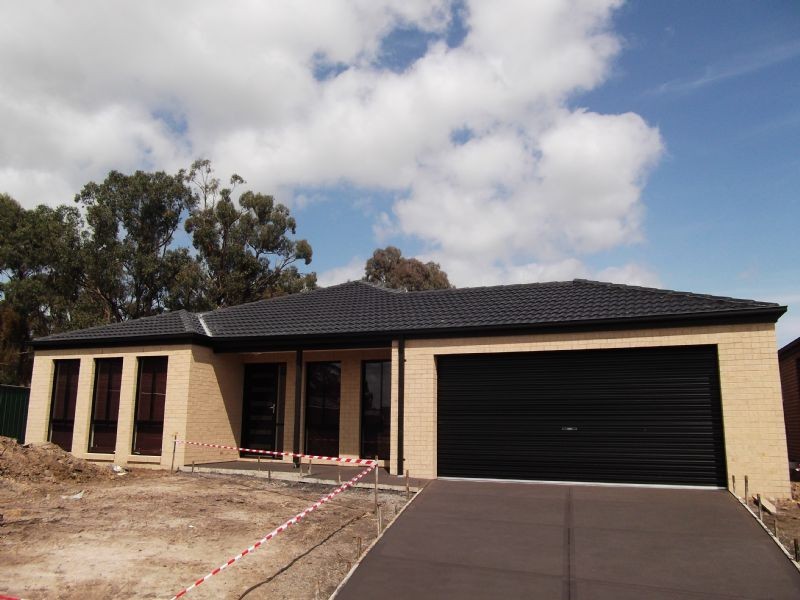 6 Crombe Court, Newborough VIC 3825