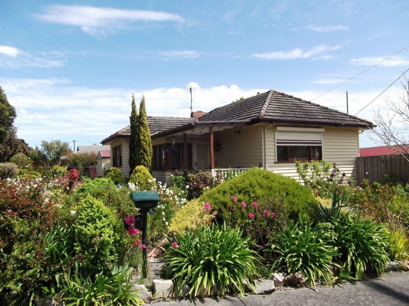 8 Roberts Street, Moe VIC 3825