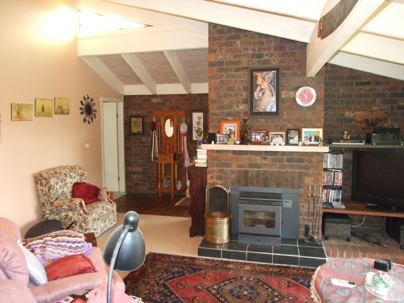 8 Fairway Dv, Yallourn Heights, Newborough VIC 3825