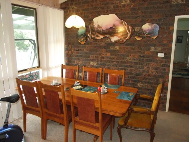 8 Fairway Dv, Yallourn Heights, Newborough VIC 3825