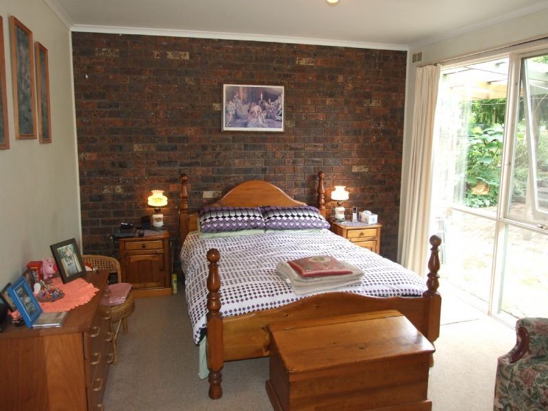 8 Fairway Dv, Yallourn Heights, Newborough VIC 3825