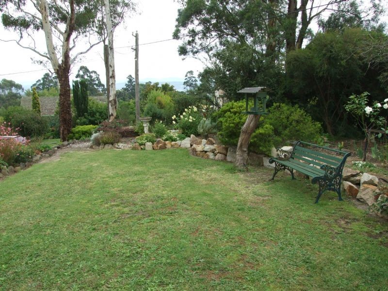 8 Fairway Dv, Yallourn Heights, Newborough VIC 3825