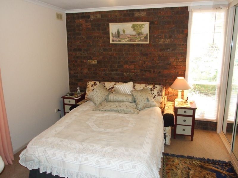 8 Fairway Dv, Yallourn Heights, Newborough VIC 3825