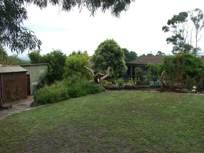 8 Fairway Dv, Yallourn Heights, Newborough VIC 3825