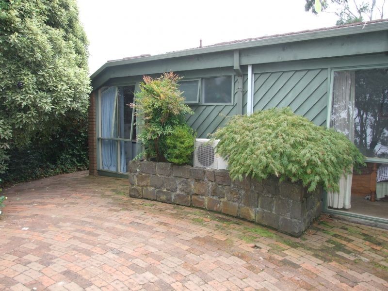 8 Fairway Dv, Yallourn Heights, Newborough VIC 3825