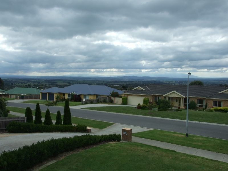 24 Comans Way, Moe VIC 3825