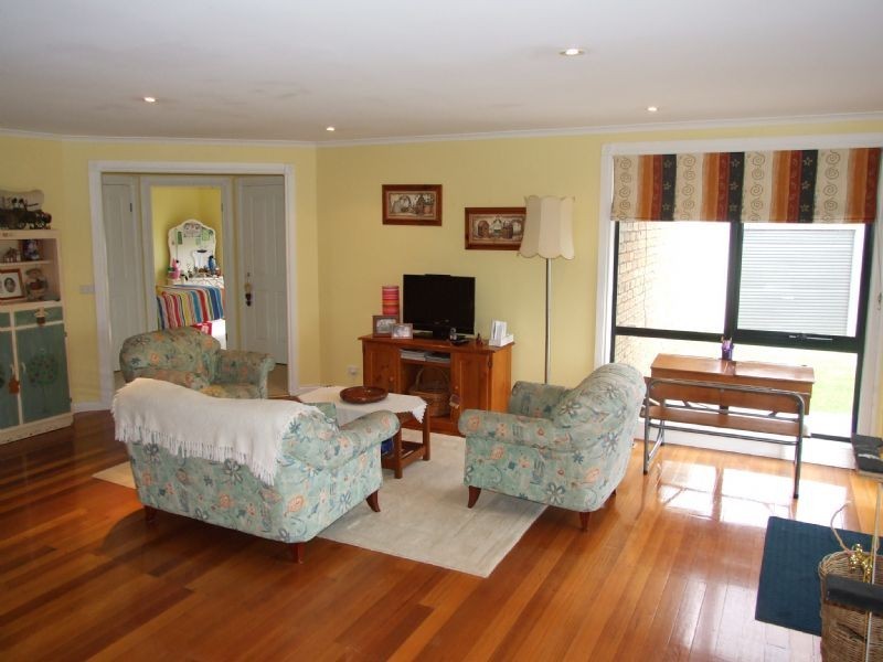24 Comans Way, Moe VIC 3825