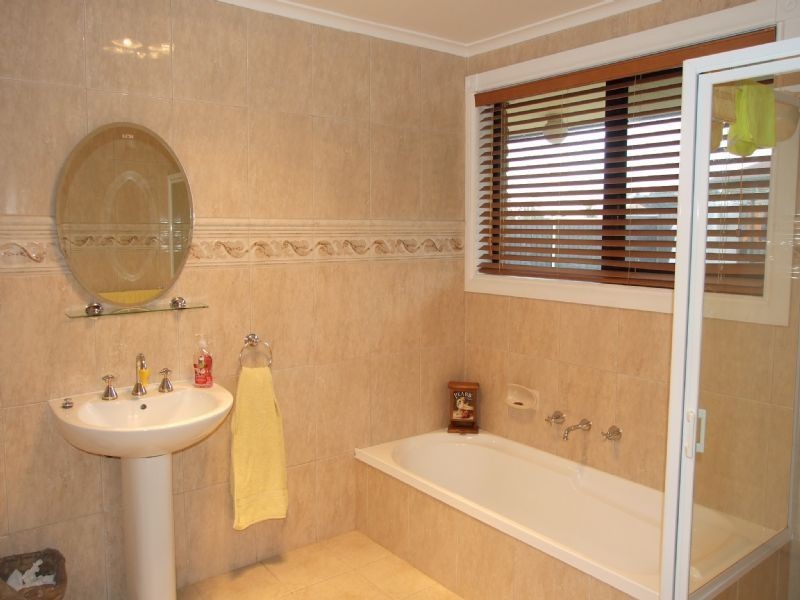 24 Comans Way, Moe VIC 3825