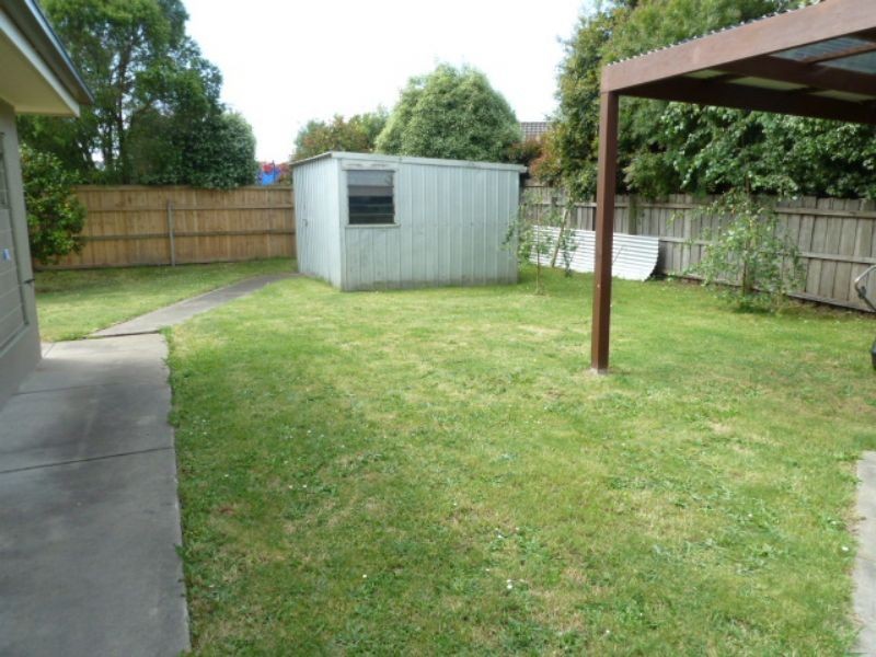 8 Hall Court, Newborough VIC 3825