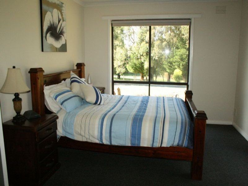 25 Outlook Way, Hernes Oak VIC 3825