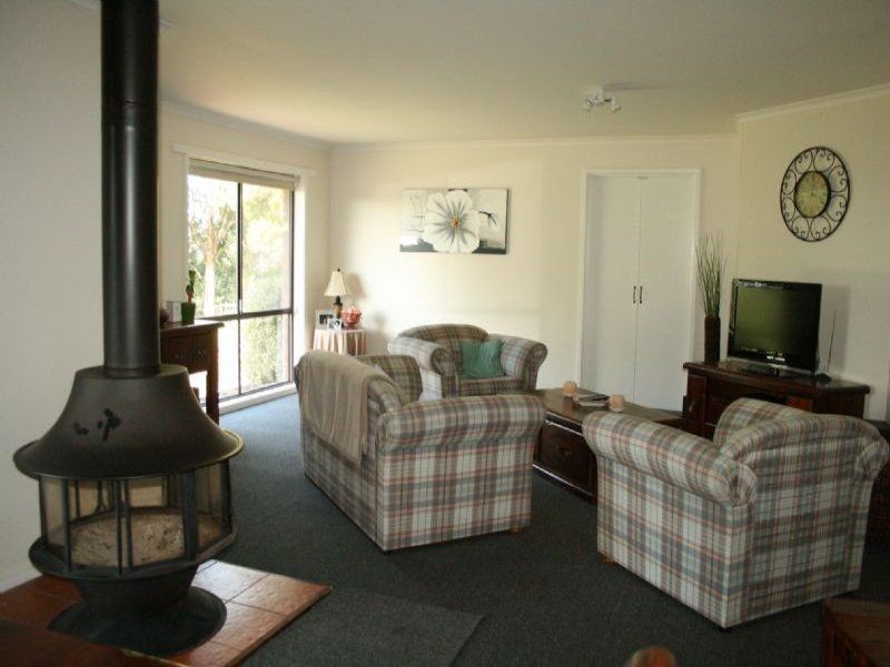 25 Outlook Way, Hernes Oak VIC 3825