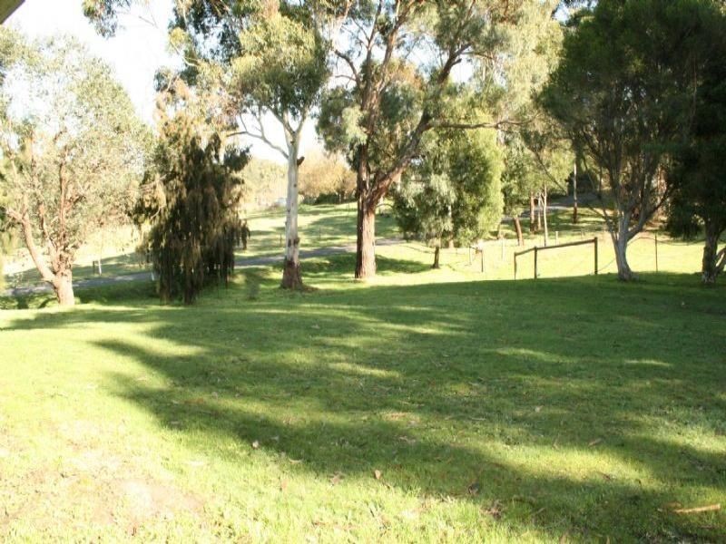 25 Outlook Way, Hernes Oak VIC 3825