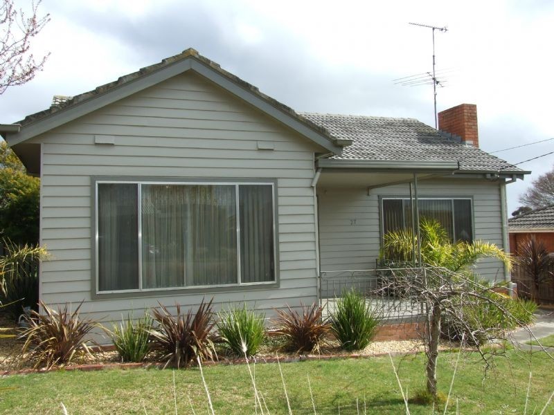 27 Heather Grove, Newborough VIC 3825