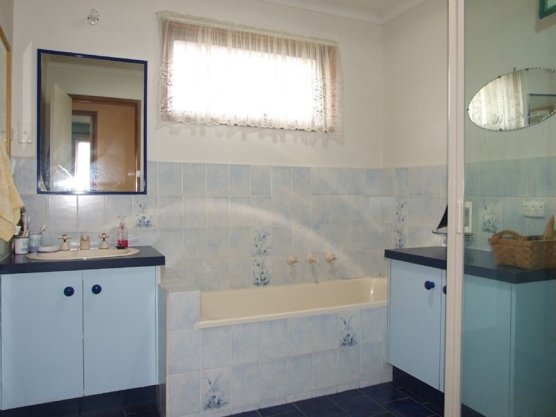 30 Randall Crescent, Moe VIC 3825