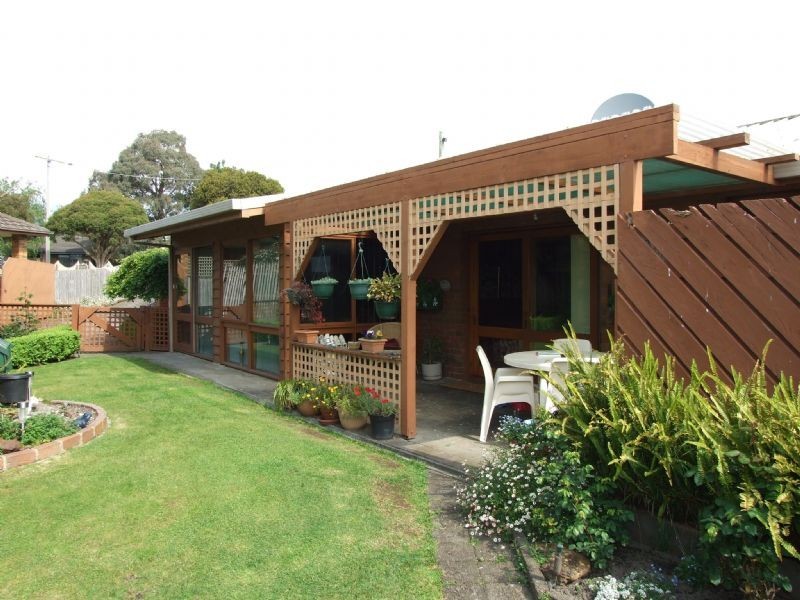 30 Randall Crescent, Moe VIC 3825