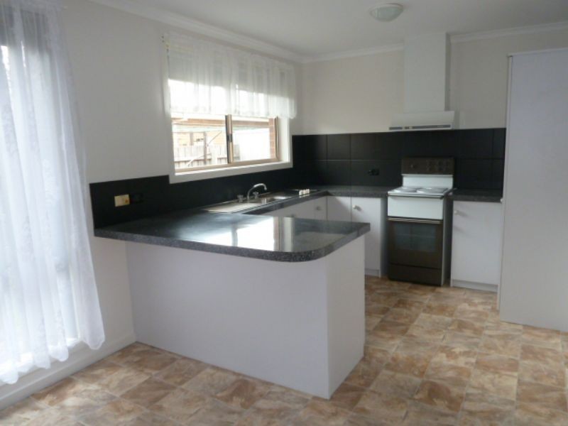 2/3 Saxtons Drive, Moe VIC 3825