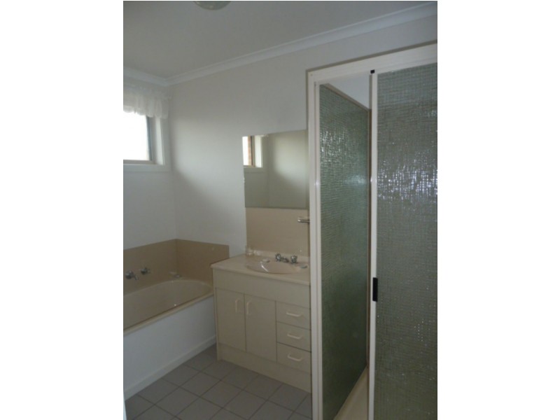 2/3 Saxtons Drive, Moe VIC 3825