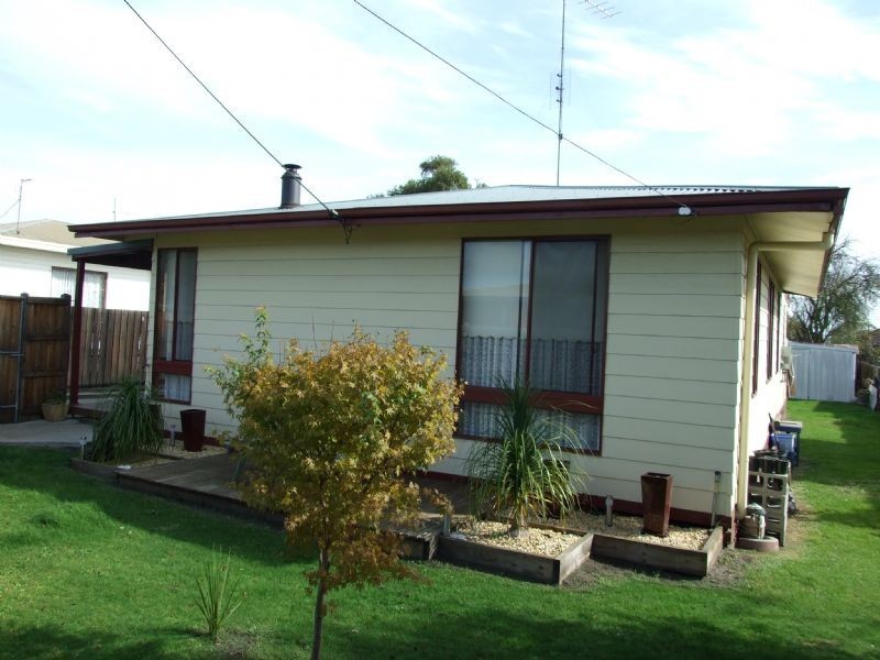 24  Alexander Avenue, Moe VIC 3825