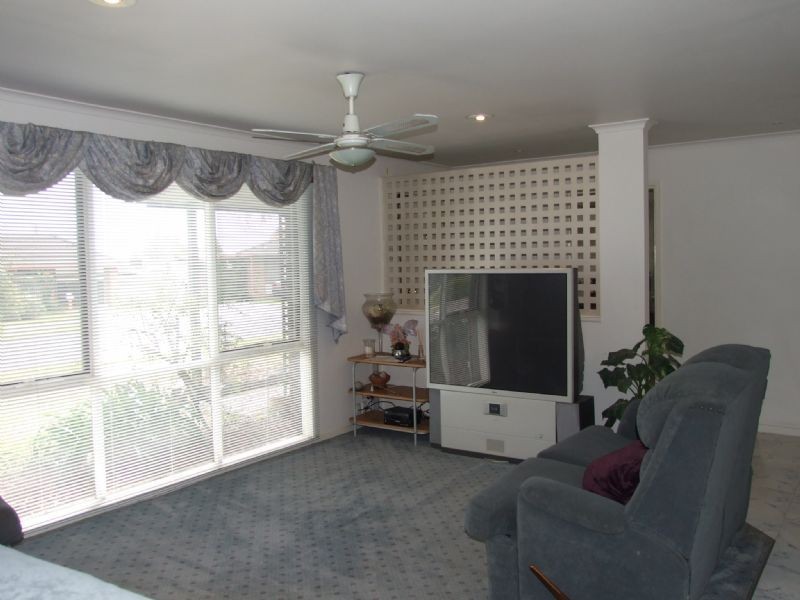 15 Randall Crescent, Moe VIC 3825